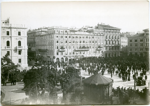 Anonimo, Piazza Grande. 1904-1905 – Fototeca dei Civici Musei di Storia ed Arte, inv. F023966