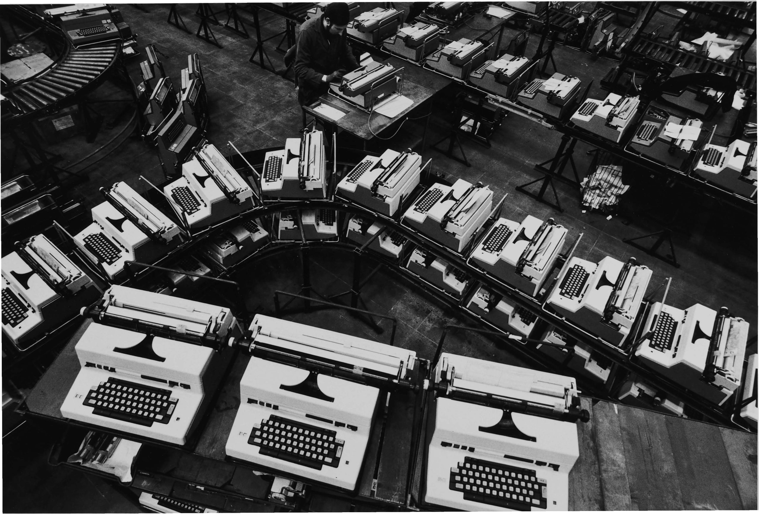 1. Gianni Berengo Gardin, Nastro trasportatore, Stabilimento Olivetti di Crema, 1970 ca. Associazione Archivio Storico Olivetti, Ivrea © Gianni Berengo Gardin / Eredi Gianni Berengo Gardin